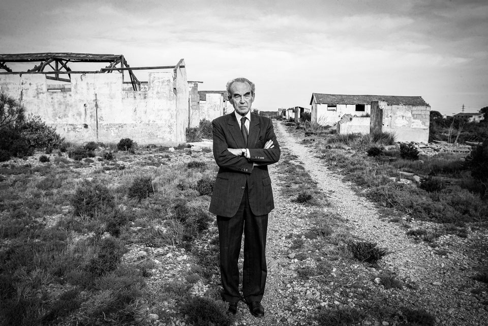 Badinter EntreePantheRobert Badinter au camp de Rivesaltes en 2006 - copyright Michel Jauzacon M.Jauzac MontageHD 1